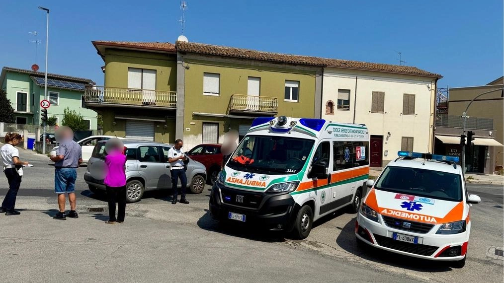 Incidente tra due auto a Santa Maria Apparente: una donna ferita e rallentamenti sulle strade. La Fiat Panda e la Peugeot si sono scontrate all'incrocio con via del Torrione. La donna è stata trasportata in ospedale per controlli, causando disagi al traffico.