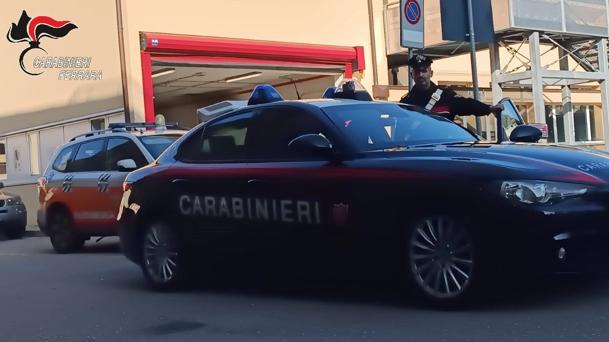 Carabinieri davanti all'ospedale