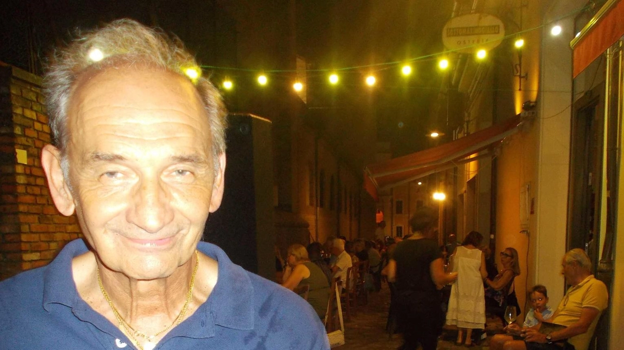 Alessandro Foschi, 70 anni, torna a fare il disc jockey per una sera nel suo locale a Savignano sul Rubicone, riunendo amici degli anni '70 per una serata emozionante e nostalgica.