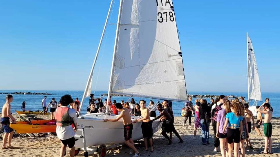 Il progetto "Onda su Onda" festeggia 10 anni di attività a Pesaro con un open day sulla spiaggia del circolo L’Uomo e il Mare. Nato nel 2015 come iniziativa sportivo-educativa per bambini, ora include varie discipline come vela, canottaggio, Sup, Kayak e Windsurf, estendendosi anche alle persone disabili.