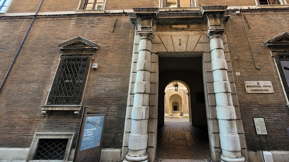 L'esterno della biblioteca Gambalunga a Rimini