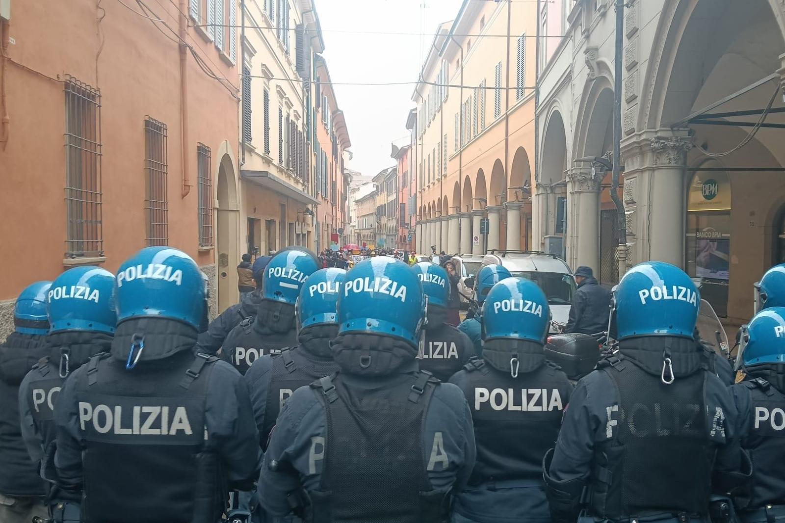 Bologna, tensione tra polizia e manifestanti al corteo. Le notizie in diretta