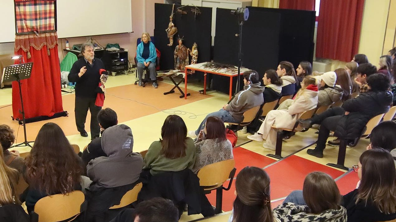 In alto una lezione all’interno del liceo Carducci, nel tondo la dirigente Lia Bazzanini