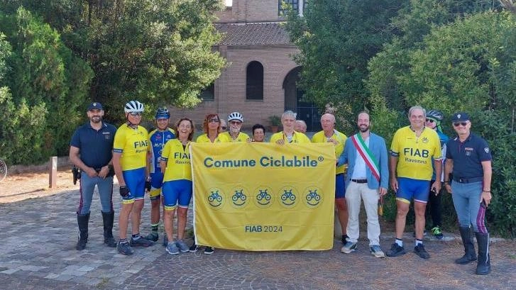 Ravenna premiata per la ciclabilità: quarta bandiera gialla con punteggio massimo. Riconoscimento per politiche di mobilità sostenibile e promozione dell'uso della bicicletta.