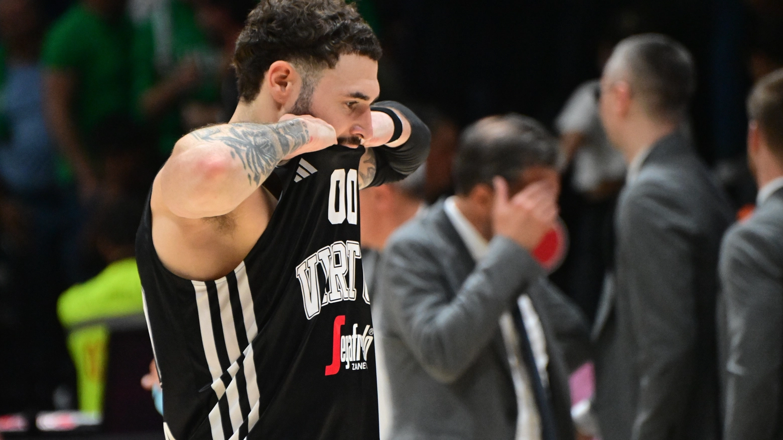 All’Unipol Arena la formazione di Banchi esce sconfitta 68-71: nel finale i bianconeri sbagliano la tripla del pari con Cordinier e Belinelli