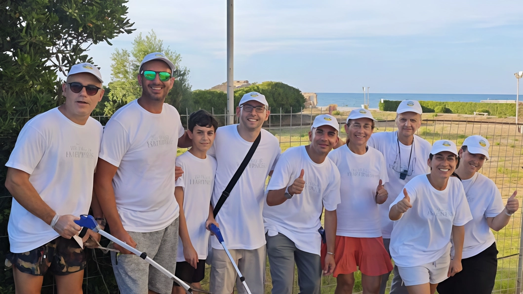 A Senigallia, i volontari de "La Via della Felicità" hanno pulito la zona delle Piramidi a Cesano, rimuovendo 15 kg di rifiuti. L'iniziativa si inserisce in una serie di attività per sensibilizzare sulla raccolta dei rifiuti, coinvolgendo anche le scuole.