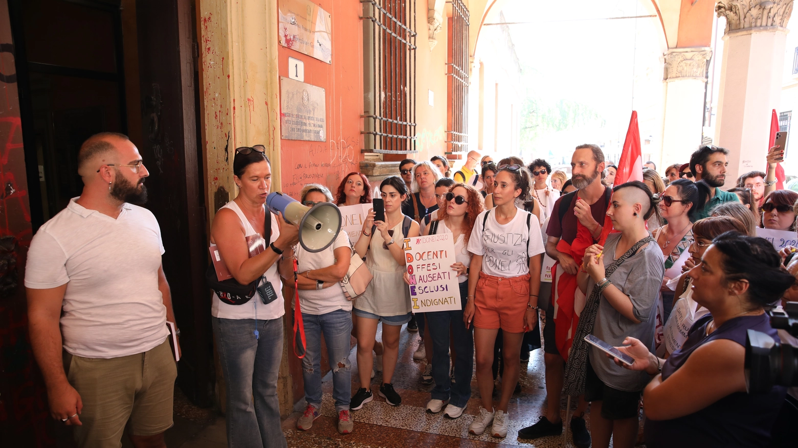 Insegnanti e professori in presidio a Bologna (foto Schicchi)