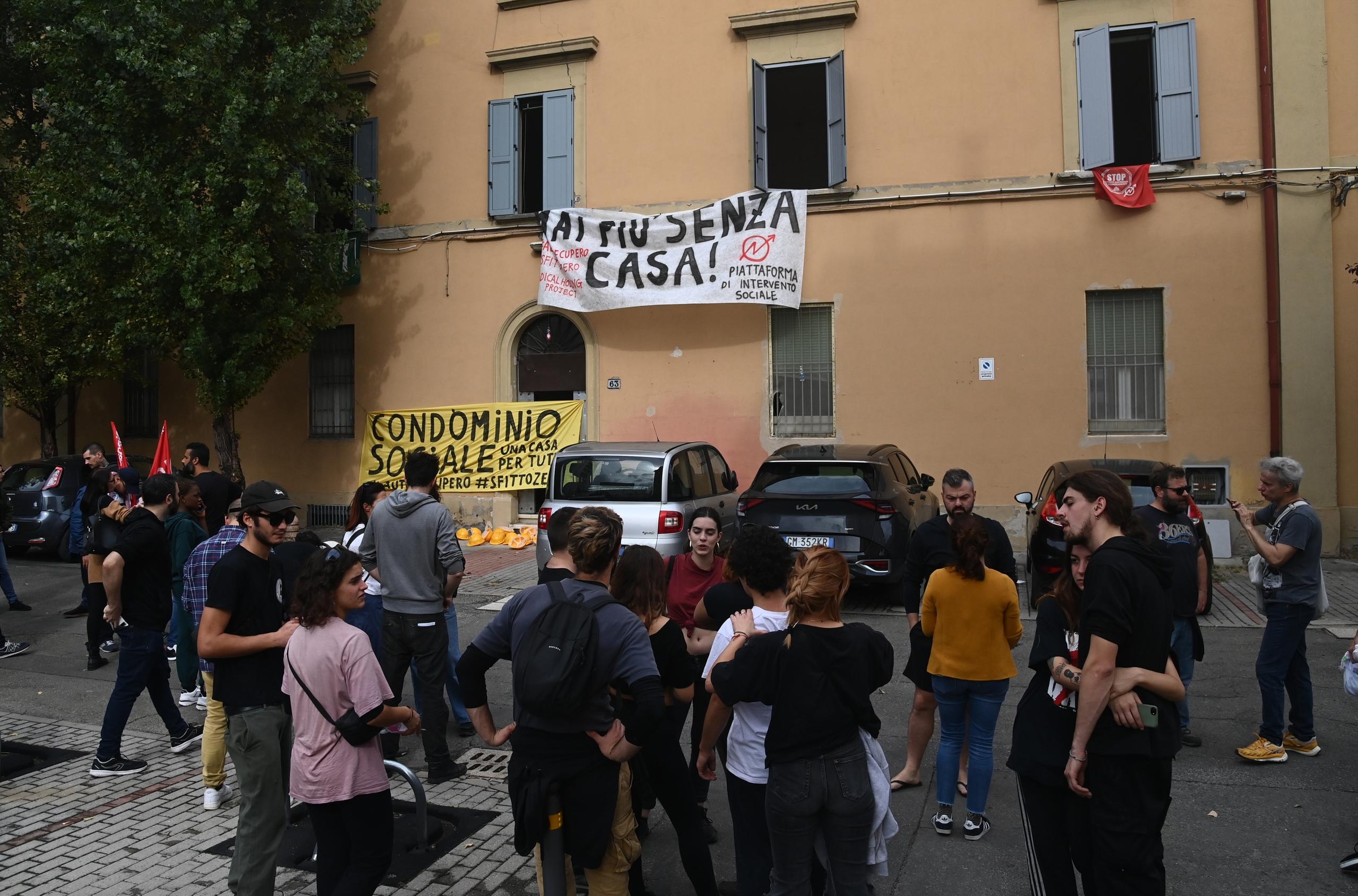 Bologna, occupazione e violenza in via Carracci. I residenti: “Esasperati”