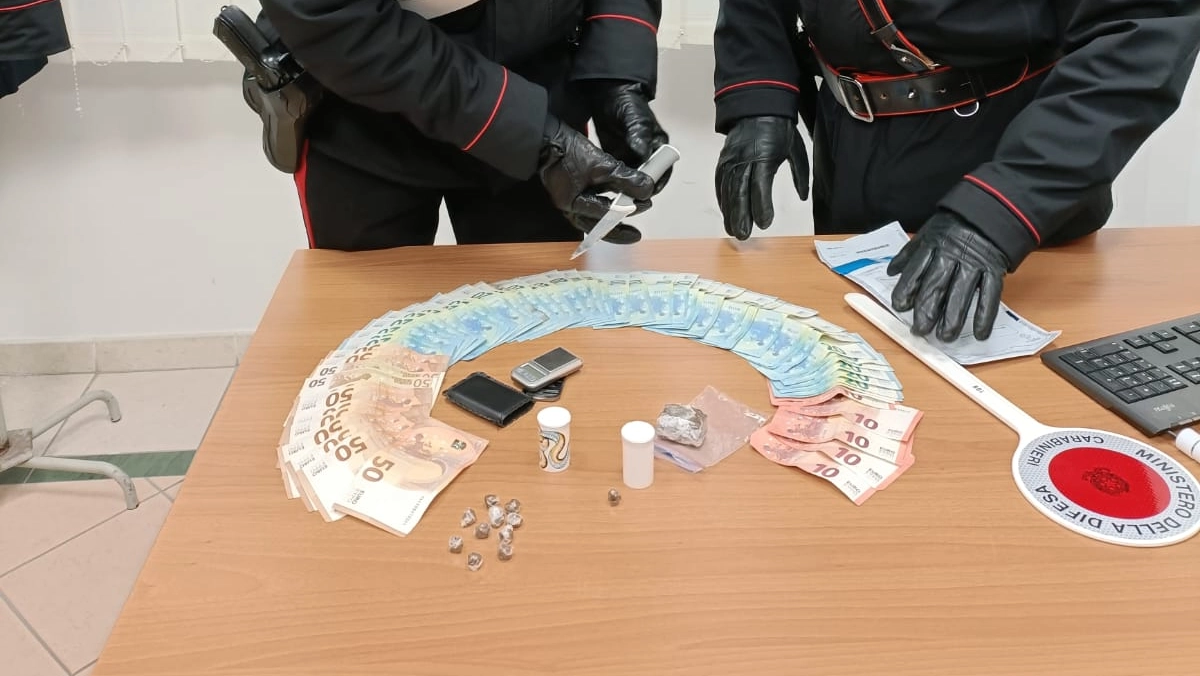 I carabinieri di Tolentino con il materiale trovato a casa del ragazzo