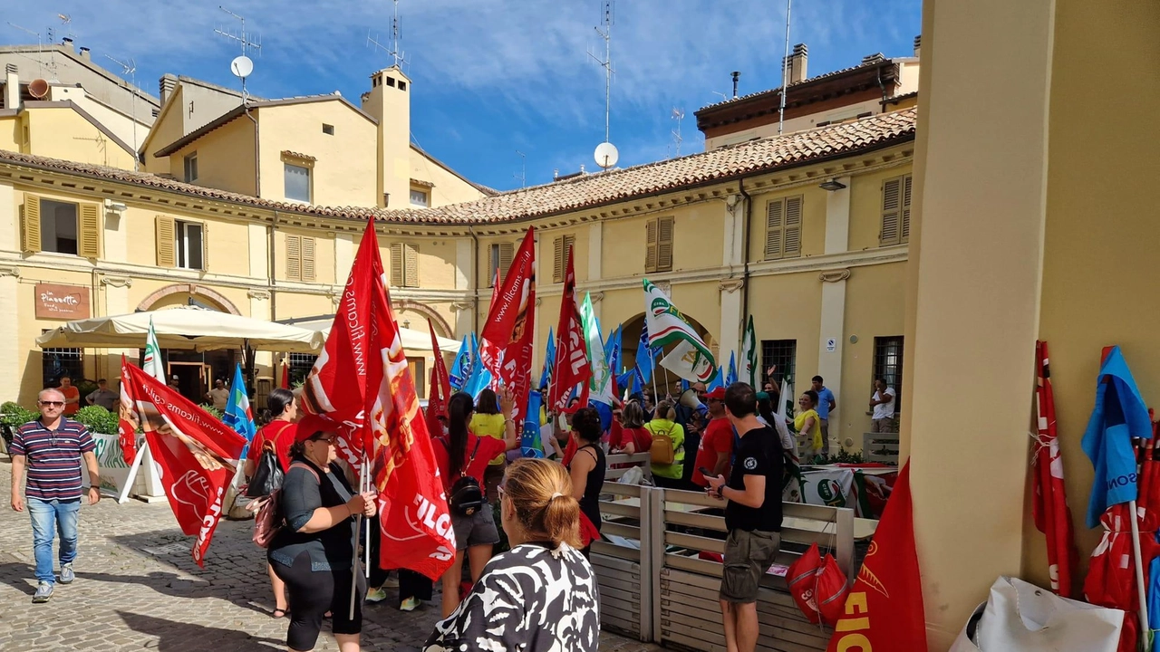 La protesta,. ieri mattina davanti a Confindustria,. dei lavoratori del turismo