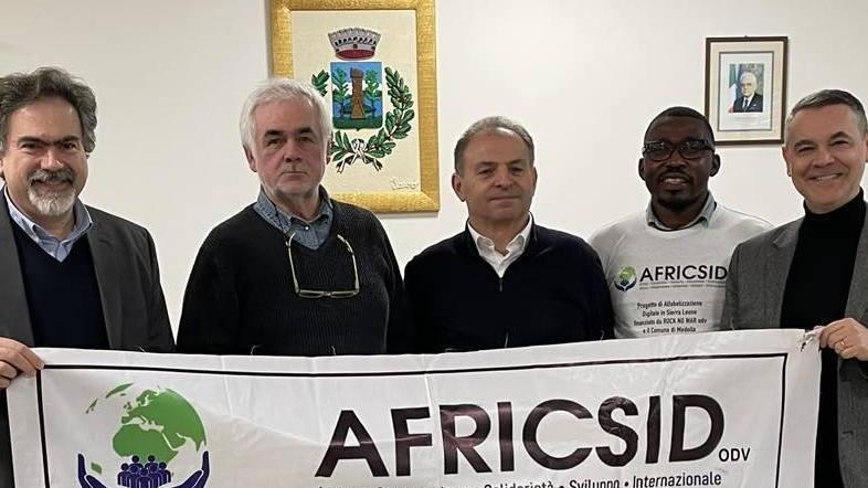 Medolla sostiene i bambini in Sierra Leone