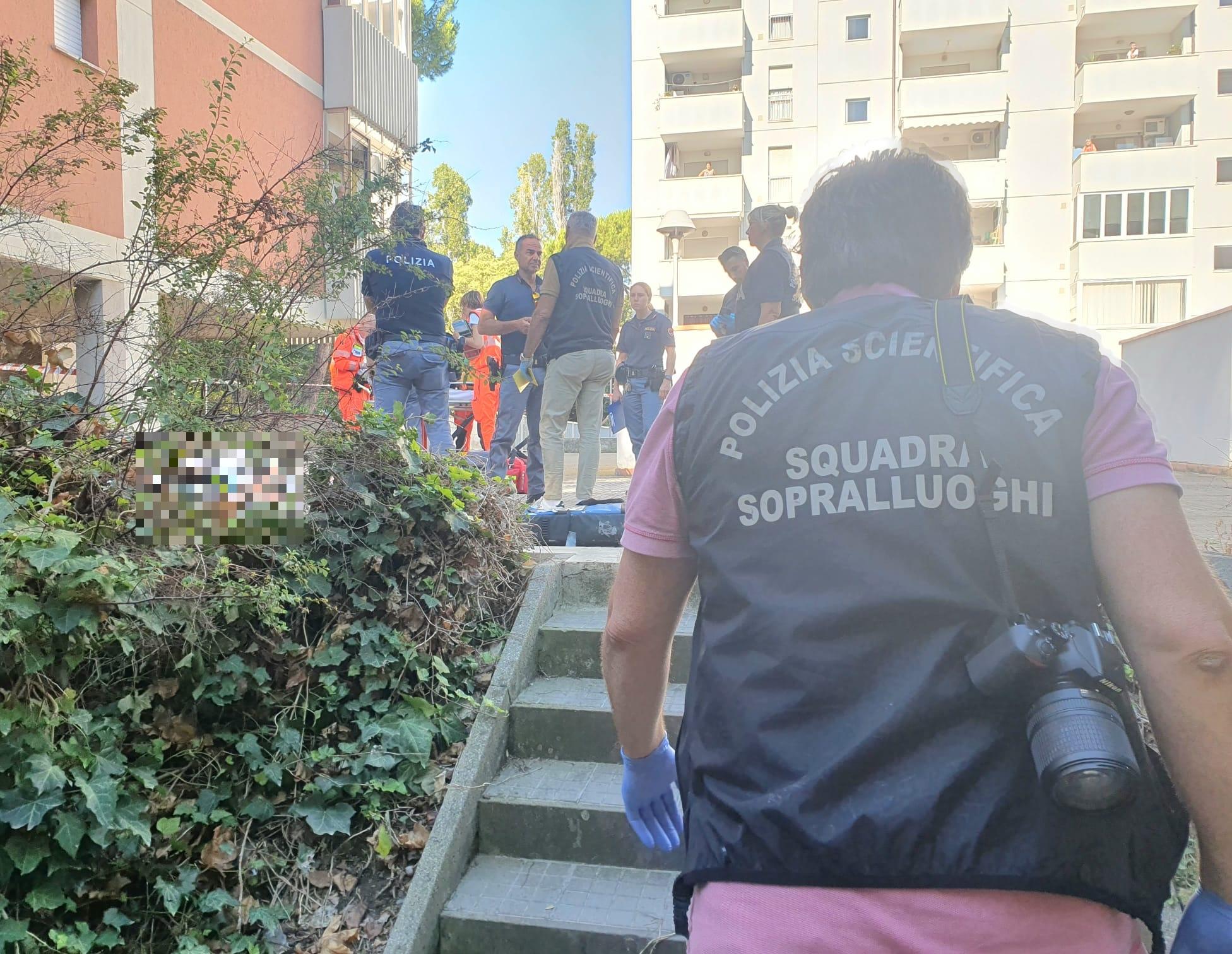 Tragedia a Rimini, mamma si butta del tetto con il figlio: morti entrambi. Le notizia in diretta