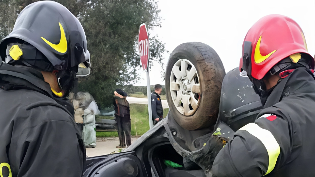 Una donna di 75 anni di Porto Sant’Elpidio è rimasta ferita in un incidente stradale a Salette di Fermo. Ricoverata in prognosi riservata all'ospedale "Torrette" di Ancona dopo il ribaltamento della sua auto.