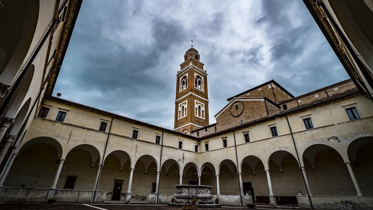 Nella foto il chiostro del convento di San Paterniano a Fano