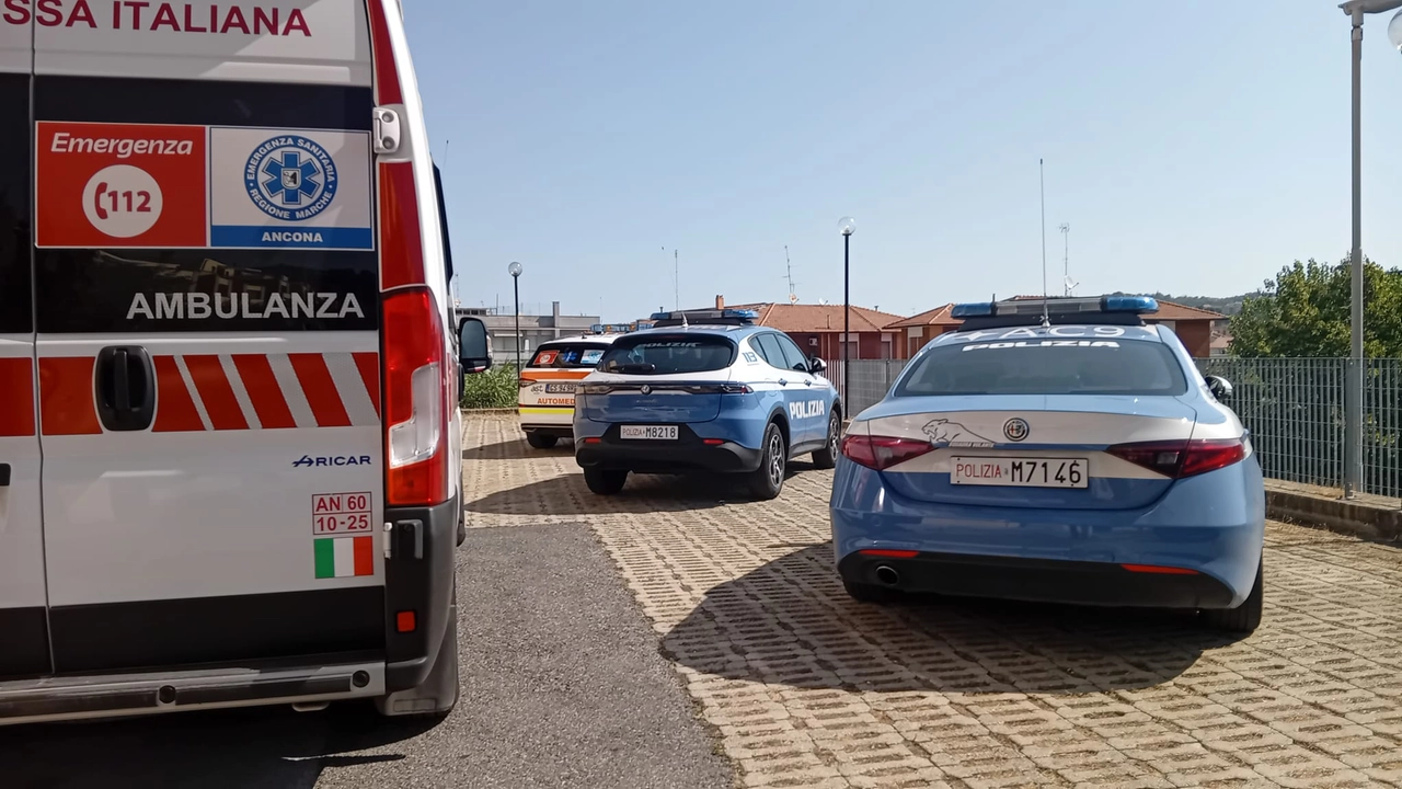 L’ambulanza della Croce Rossa e le auto delle volanti ieri in via Cipolloni