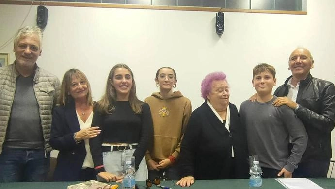 Il giovane Filippo Dezi vince il concorso letterario "Cari nonni vi scrivo" a Porto Recanati, premiato per il suo componimento sulla relazione tra nonni e nipoti. La cerimonia di premiazione ha visto la partecipazione di autorità locali e studenti.