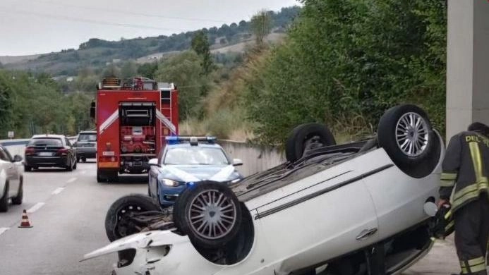 I vigili del fuoco di Cesena al lavoro sull’auto che si è ribaltata lungo l’E45 all’altezza di Borello, fortunatamente senza gravi conseguenze