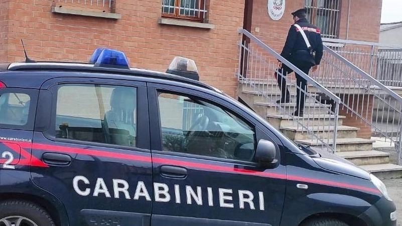 La caserma dei carabinieri di Reggiolo: arrestato un 39enne di origine calabrese