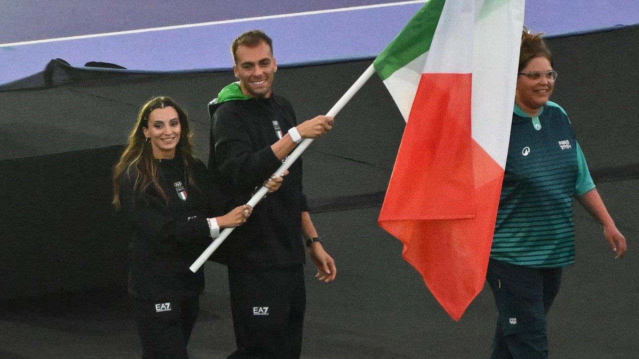 Il nuotatore Gregorio Paltrinieri è atterrato a Fiumicino dopo le Olimpiadi, festeggiando tre medaglie con la fidanzata Rossella Fiamingo. Paltrinieri non esclude un futuro fino al 2028.