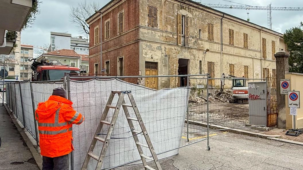 Lavori in corso in via Buozzi nella palazzina che ospitava gli uffici dell’Enel