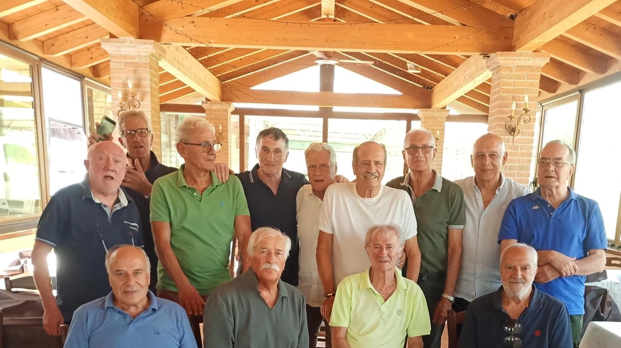 Rimpatriata emozionante per i ragazzi della Fortitudo Fabrianese vincitori nel 1970-71. Ricordi e celebrazioni per il ritorno al successo nel calcio locale.