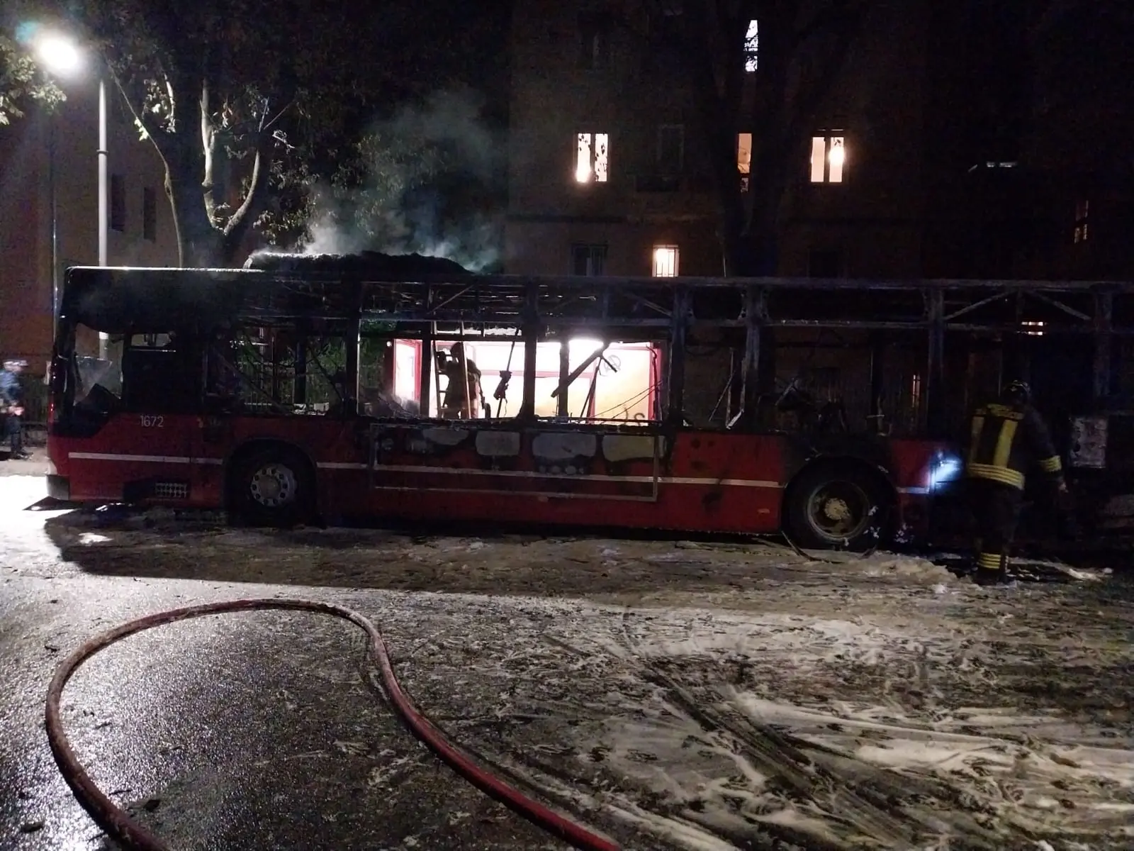 Paura a Bologna: autobus si incendia, salvi i passeggeri