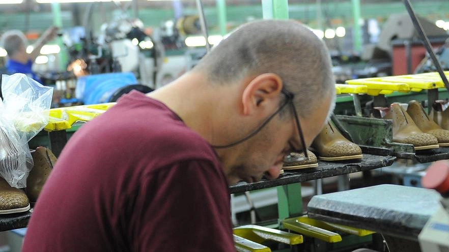 Un operatore del settore calzaturiero (foto d’archivio)