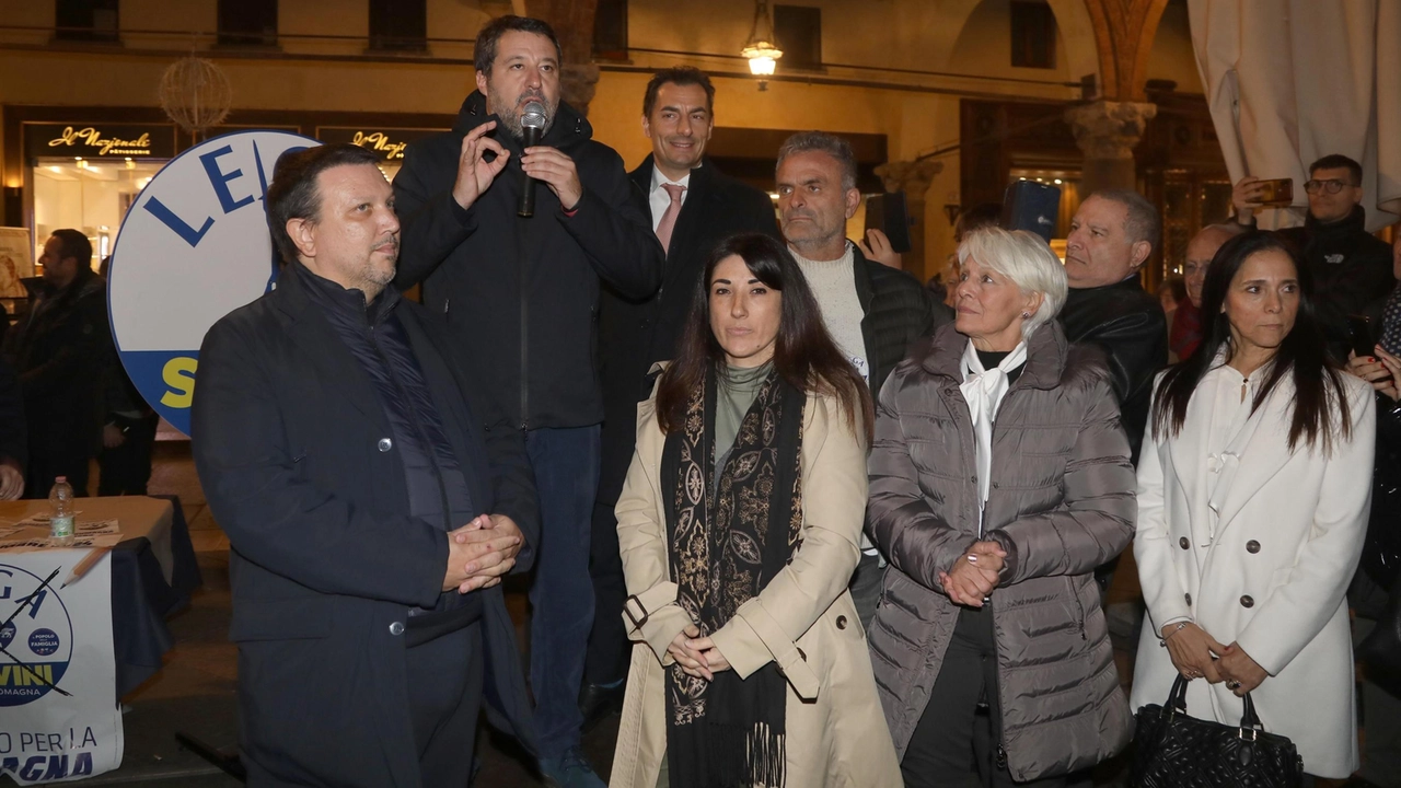 Salvini insieme al parlamentare Morrone e ai candidati in consiglio (Corelli)