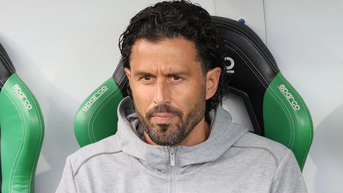 Mister Fabio Grosso ieri in panchina durante la partita del ’Mapei’