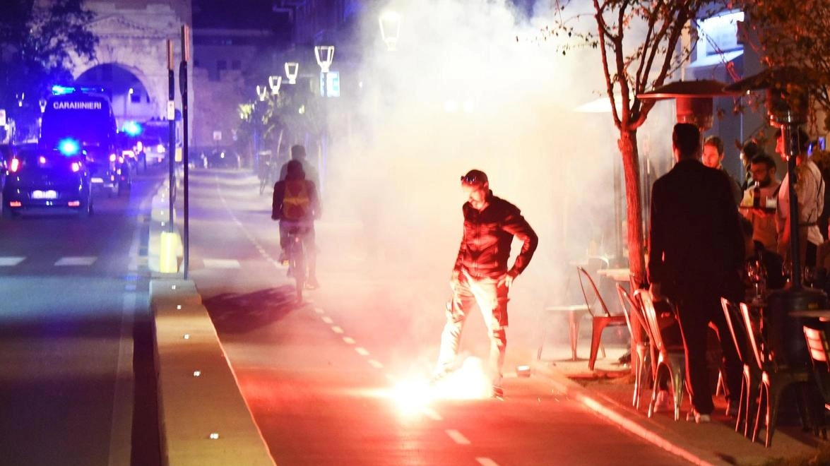 Violenti scontri tra ultras di Cesena e Rimini a Santarcangelo e Bellaria, con episodi di aggressioni e guerriglie. Interventi delle forze dell'ordine e conseguenti denunce.