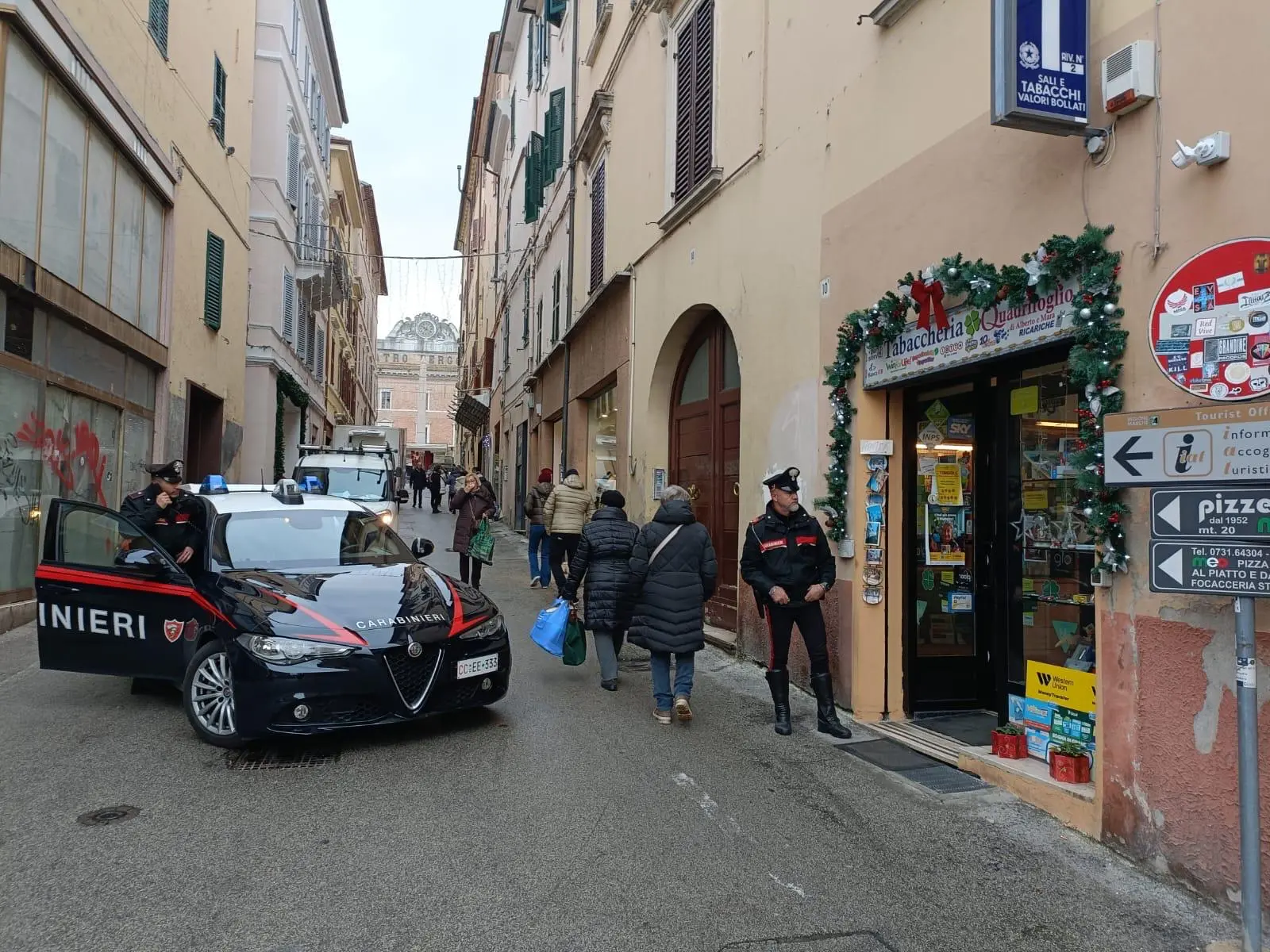 Jesi, furti in serie in centro: arrestato 32enne e 22enne