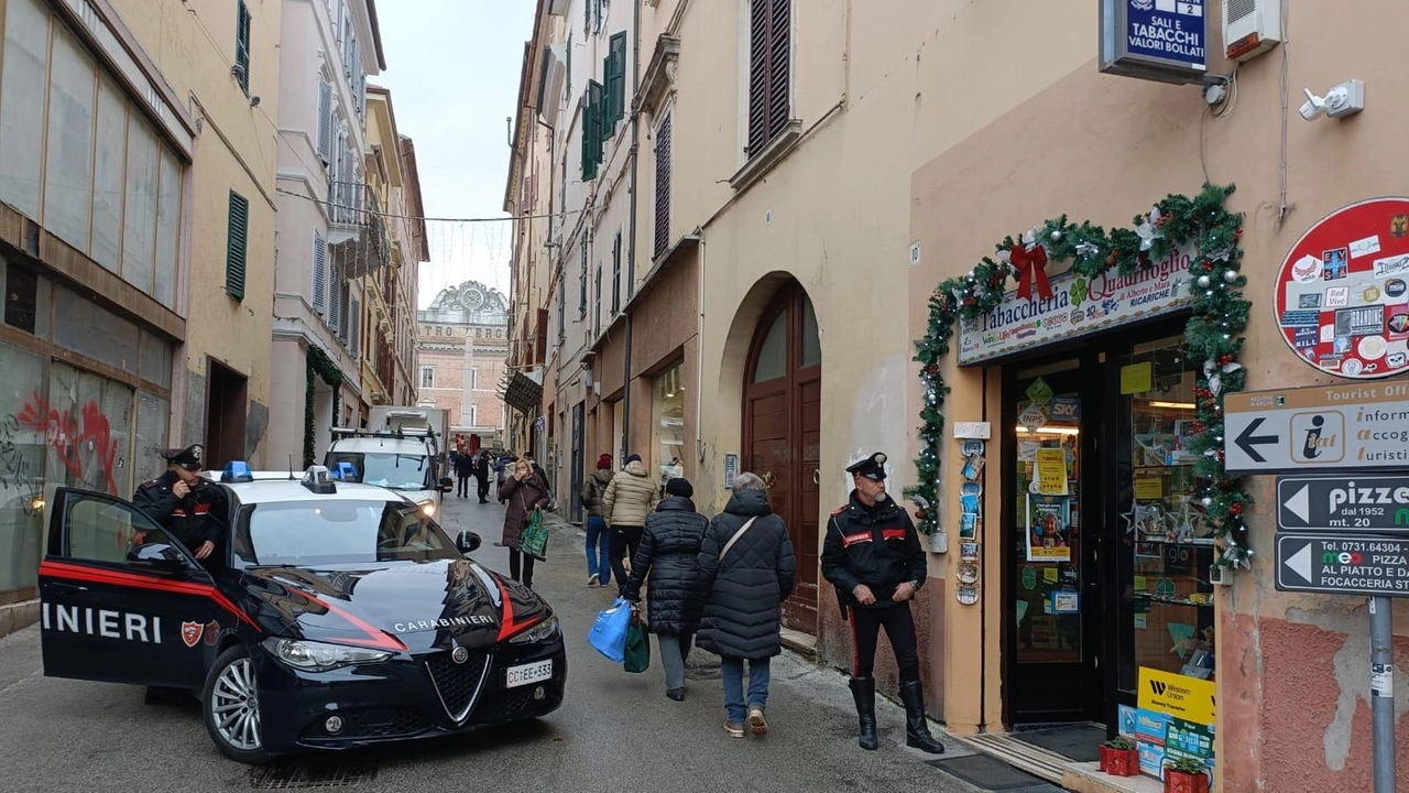 I carabinieri in azione in via Cavour