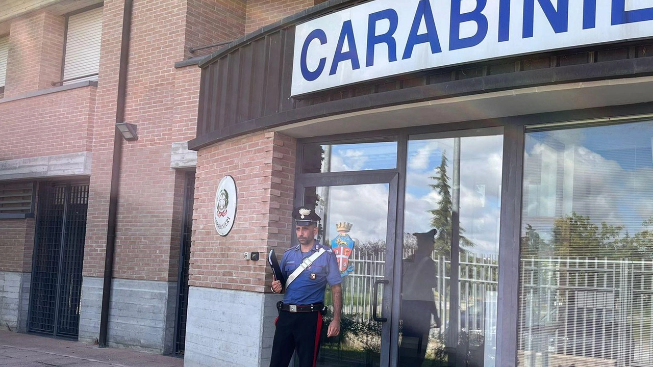 Un uomo di 73 anni denunciato dai carabinieri. Senza motivo aveva iniziato a prendersela con la donna che andava a trovare la madre