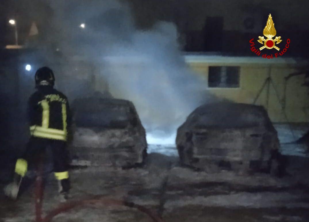 Fiamme a Reggiolo, due auto distrutte