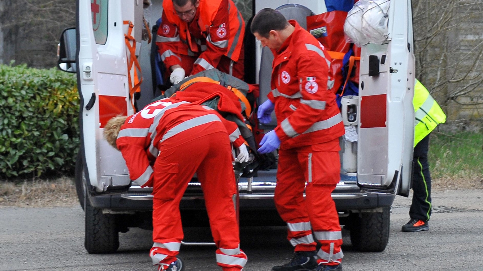 Si tratta di un 64enne di San Giorgio di Pesaro. Ha perso il controllo del mezzo. centrando due segnali stradali.