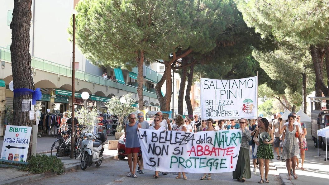 Un momento della protesta di domenica scorsa a Lido di Savio (Foto Corelli)