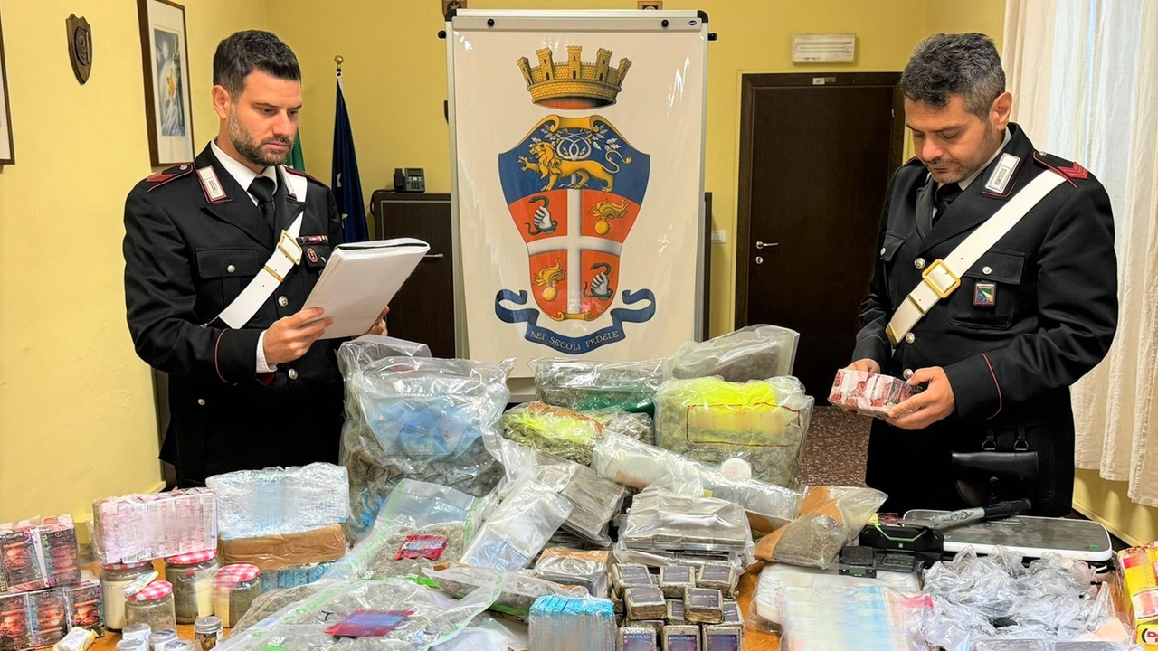 La droga e il denaro sequestrato dai carabinieri in casa della coppia