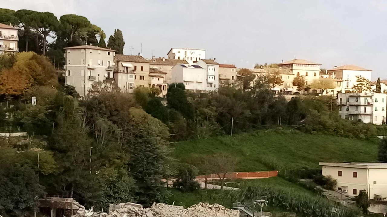 Demolita la scuola 'Bacci' per far spazio a un nuovo edificio moderno con fondi Pnrr. Ritardi nella ricostruzione della palestra comunale post sisma 2016.