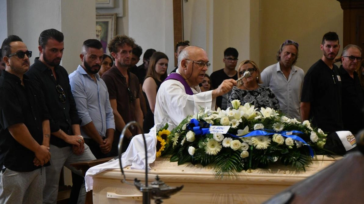 In 150 ieri a Forlimpopoli per Marco Benini, volto noto delle Indie e di tanti locali, dall’Empyre al Verdi. Dai fiori ai palloncini, gli amici hanno scelto i colori della sua squadra del cuore: "Ne parlerà anche lassù".