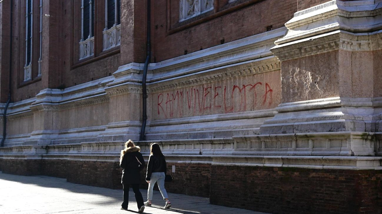 Digos e Nucleo informativo al lavoro su centinaia di filmati. Dopo i roghi in piazza Verdi due uomini bloccati dai carabinieri .