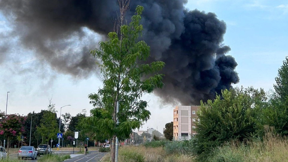 L'alta colonna di fumo ha generato preoccupazione tra i residenti