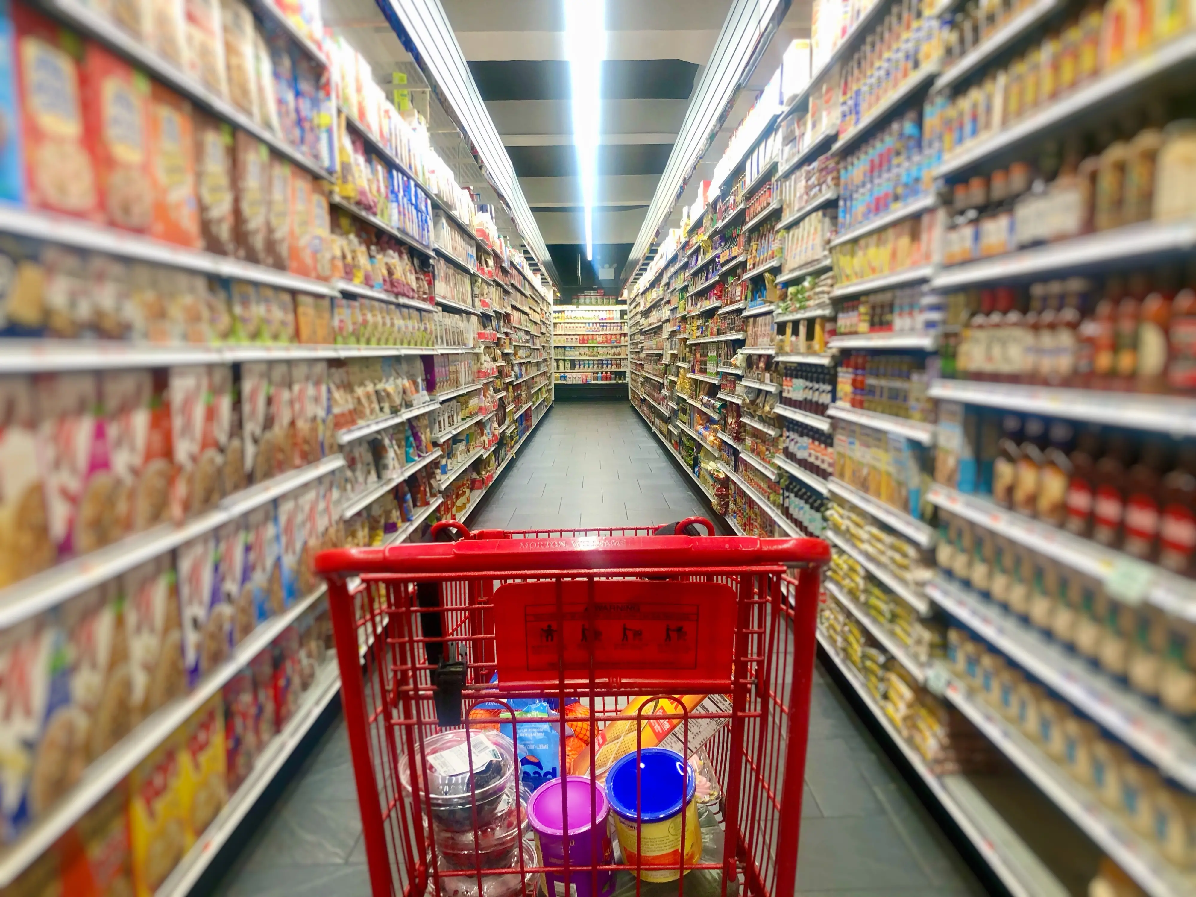 Paura nel supermercato a Rimini, banditi massacrano il titolare del Conad per un conto di 16 euro