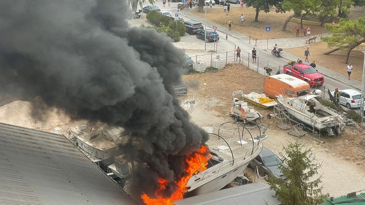 L’imbarcazione divorata dalle fiamme nel cantiere navale