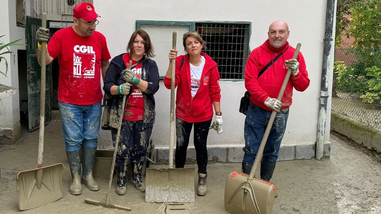 Alcuni membri della Cgil, tra i quali anche la segretaria generale Maria Giorgini, intenti a prestare il loro aiuto in seguito all’alluvione della scorsa settimana