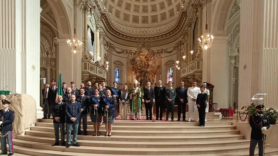 Nella cattedrale di Santa Maria Assunta a Fermo, celebrazione per San Michele Arcangelo, patrono della polizia di Stato. Autorità presenti e ringraziamenti del questore per l'impegno della polizia.