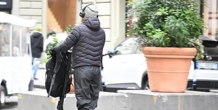 Gira in monopattino senza casco: scatta la prima multa a Rimini