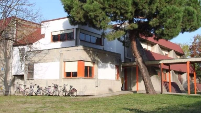 Le verifiche strumentali sui solai del plesso scolastico di via Caiazzo a Porto Garibaldi confermano che le strutture sono integre dopo l'allagamento di agosto. L'amministrazione comunale assicura la regolare riapertura della scuola primaria per il nuovo anno scolastico.