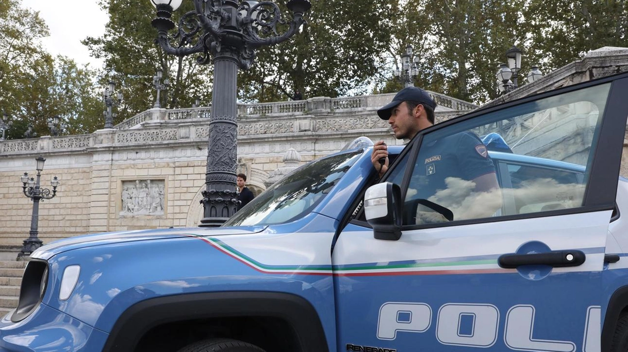 I poliziotti del commissariato Due Torri San Francesco sono riusciti a bloccare il rapinatore, già carico di precedenti anche molto recenti