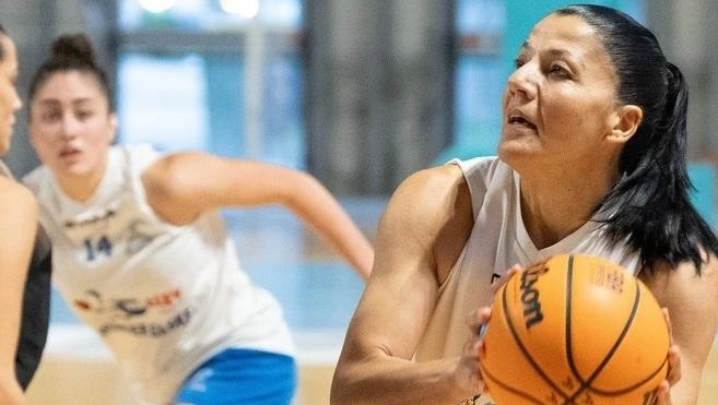 Inizia il campionato "Techfind" di serie A2 femminile di basket con il derby provinciale tra Halley Thunder Matelica e Feba Civitanova. Le squadre si preparano per una sfida emozionante e competitiva.