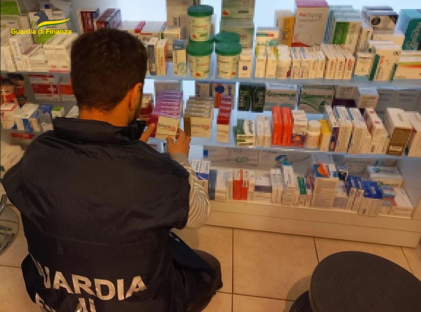 Macerata, ruba cosmetici dalla farmacia in cui lavora per 100mila euro li rivende online